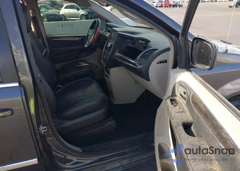 2016 Chrysler Town & Country Touring z USA, uszkodzony, nr VIN 2C4RC1BG5GR299824